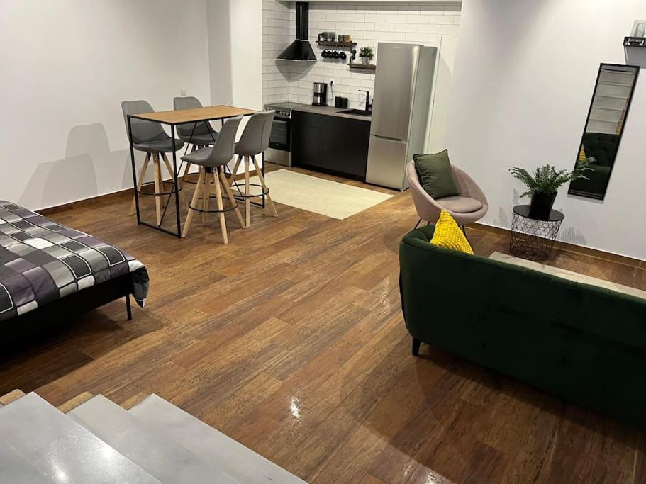 אתונה Industrial Studio / Alios 4 / Hilton Area מראה חיצוני תמונה